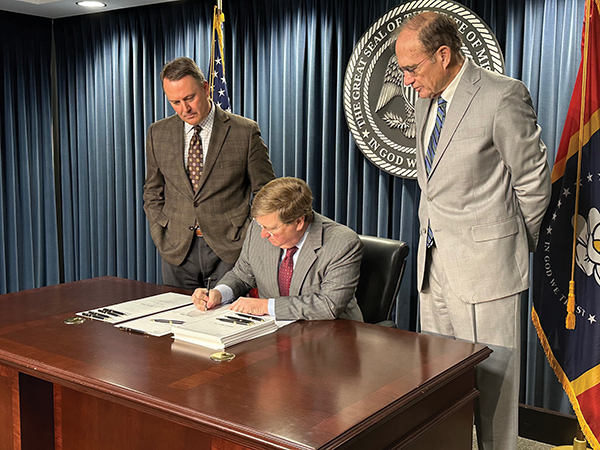 Mississippi Governor Tate Reeves signs legislation finalizing the largest payroll commitment project in Mississippi history, an electric vehicle battery joint venture between Accelera by Cummins, PACCAR and Daimler Trucks & Buses. 